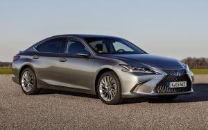 Lexus ES300h with Digital Side-View Monitor (EU) '2020